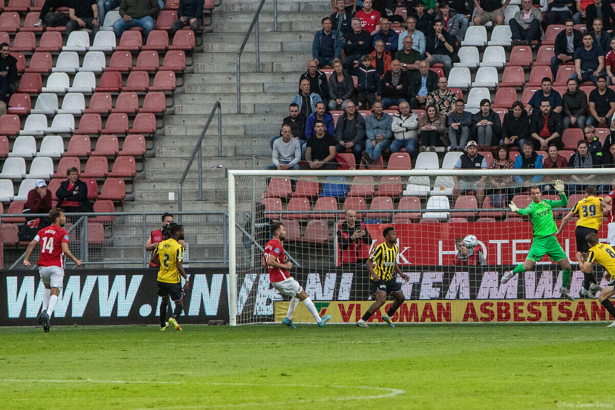 Willem Jannsen (links) ziet in de derde minuut zijn inzet achter Houwen verdwijnen 1-0.