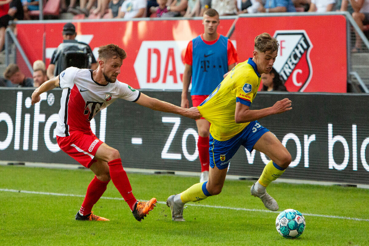 Ter Avest test de kwaliteit van het shirt van Smit.