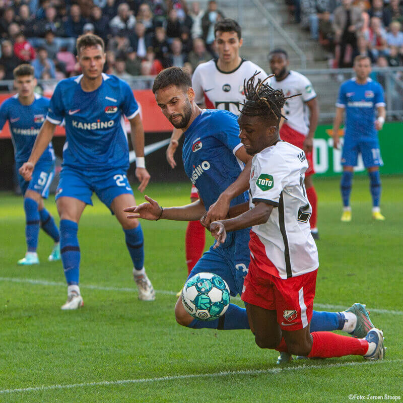 Invaller Zagre in duel met Hatzidiakos.