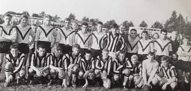 De jeugdelftallen van Velox en DOS voor hun derby aan de Koningsweg. (fotoarchief Hans van Echtelt)