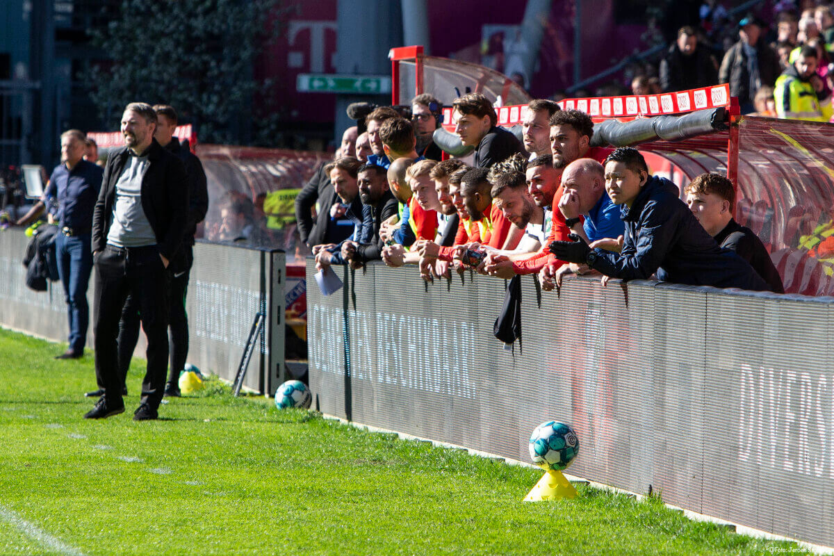 De bank van FC Utrecht volgt gespannen de slotminuten.