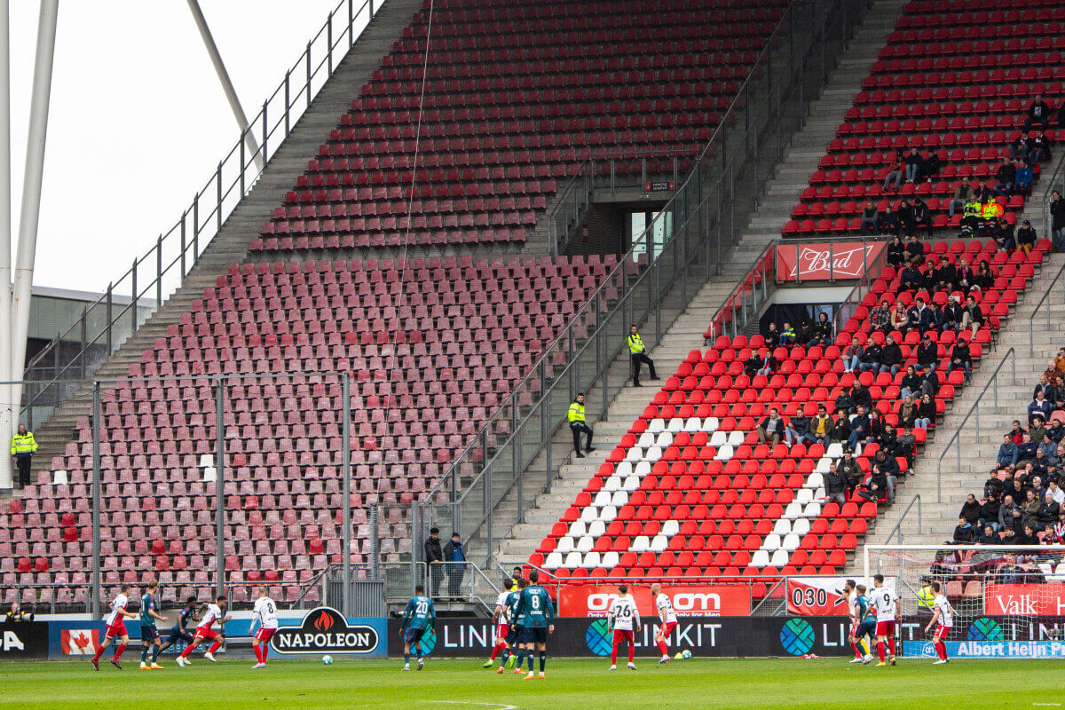 Geen supporters uit Twente in de Galgenwaard.