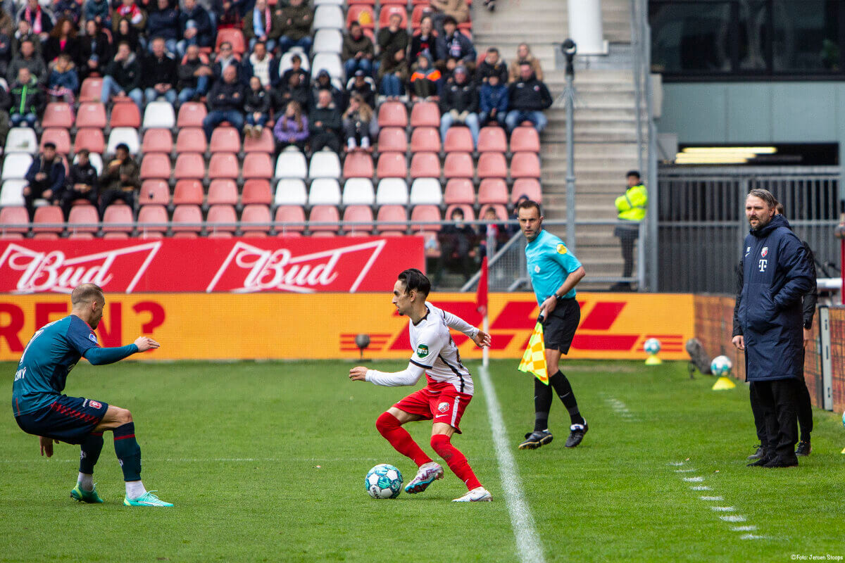 Boussaid aan de bal. Trainer Silberbauer kijkt toe.