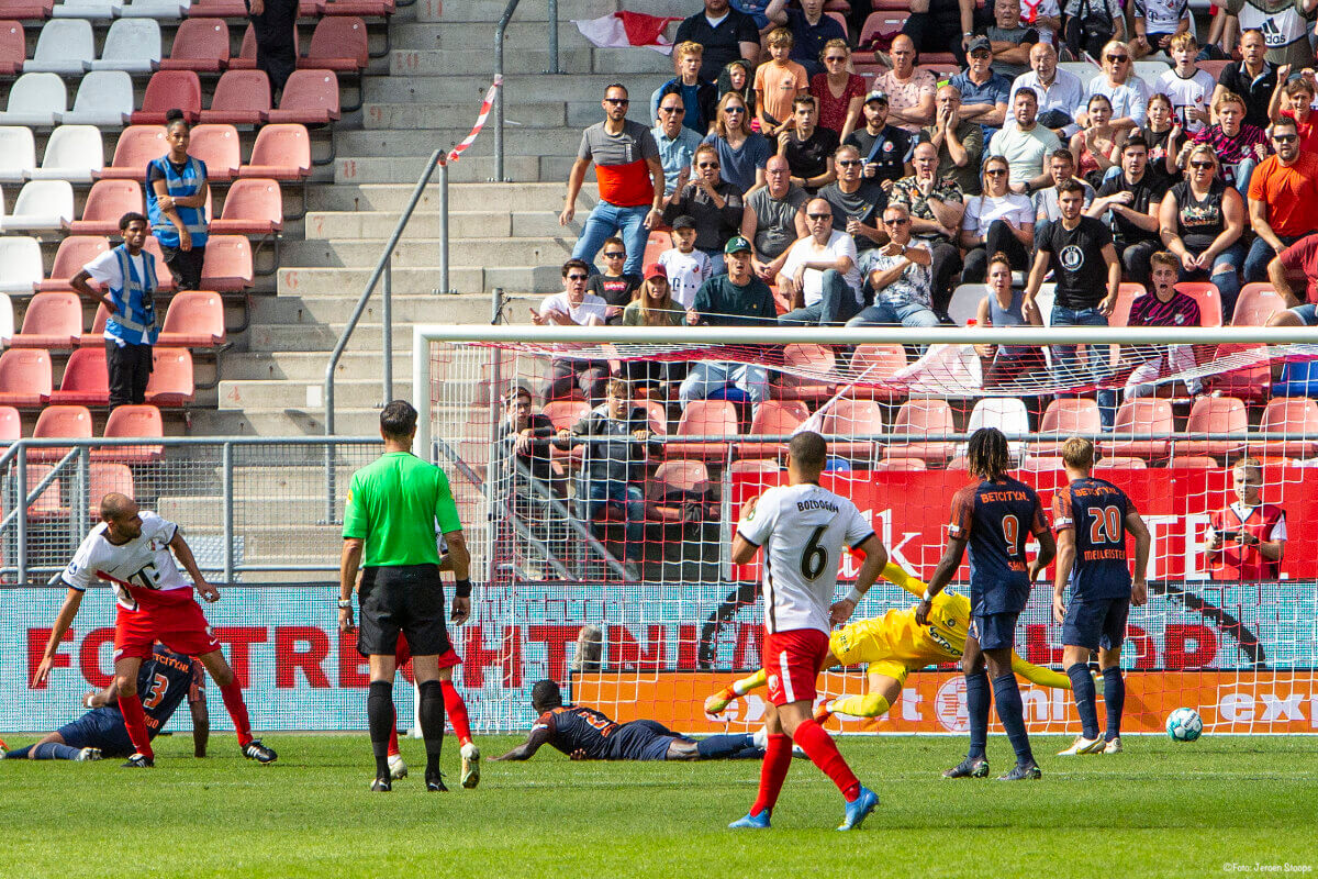 Dost (links) ziet dat doelman Scherpen niet bij zijn inzet kan: 1-0. Foto: Jeroen Stoops