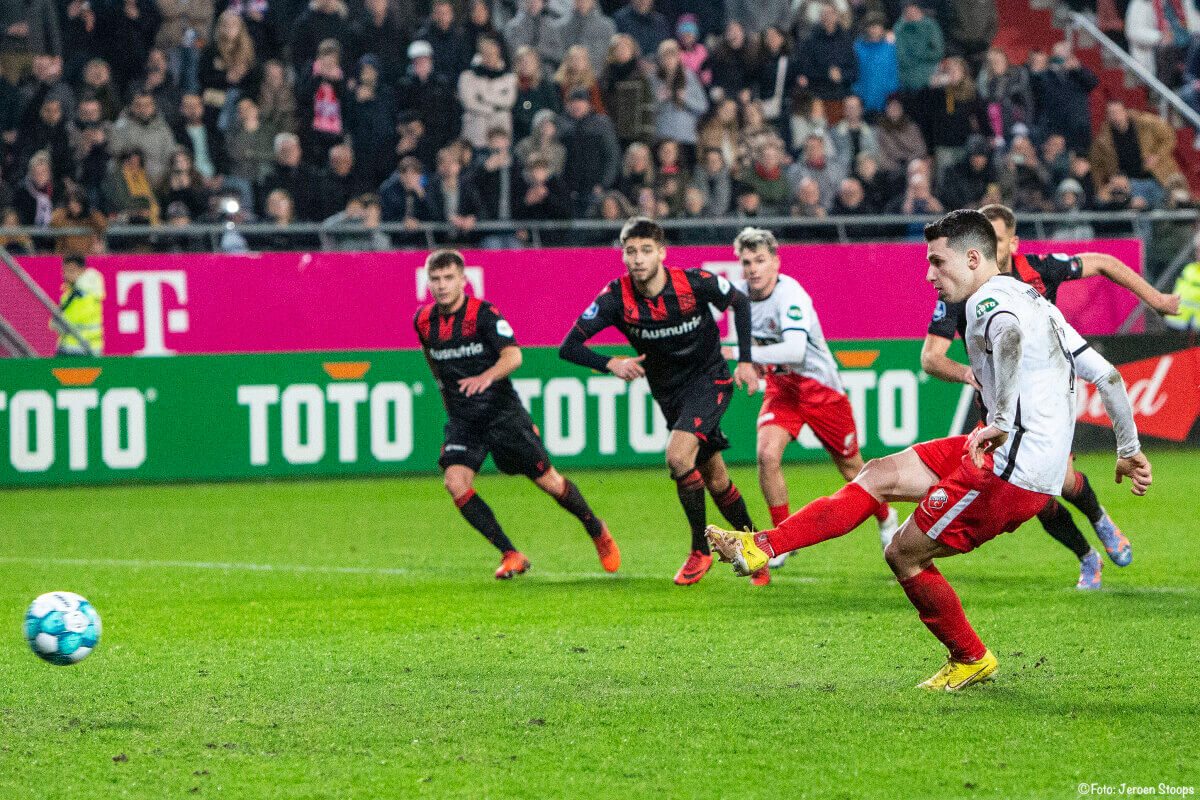 Douvikas maakt vanaf de stip de 1-0; zijn elfde doelpunt dit seizoen.
