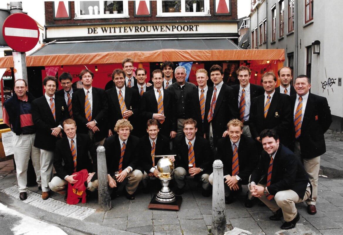 Nationale hockeyteam na winst WK in Utrecht, juni 1998, midden Bu Cats. Foto: familie Cats