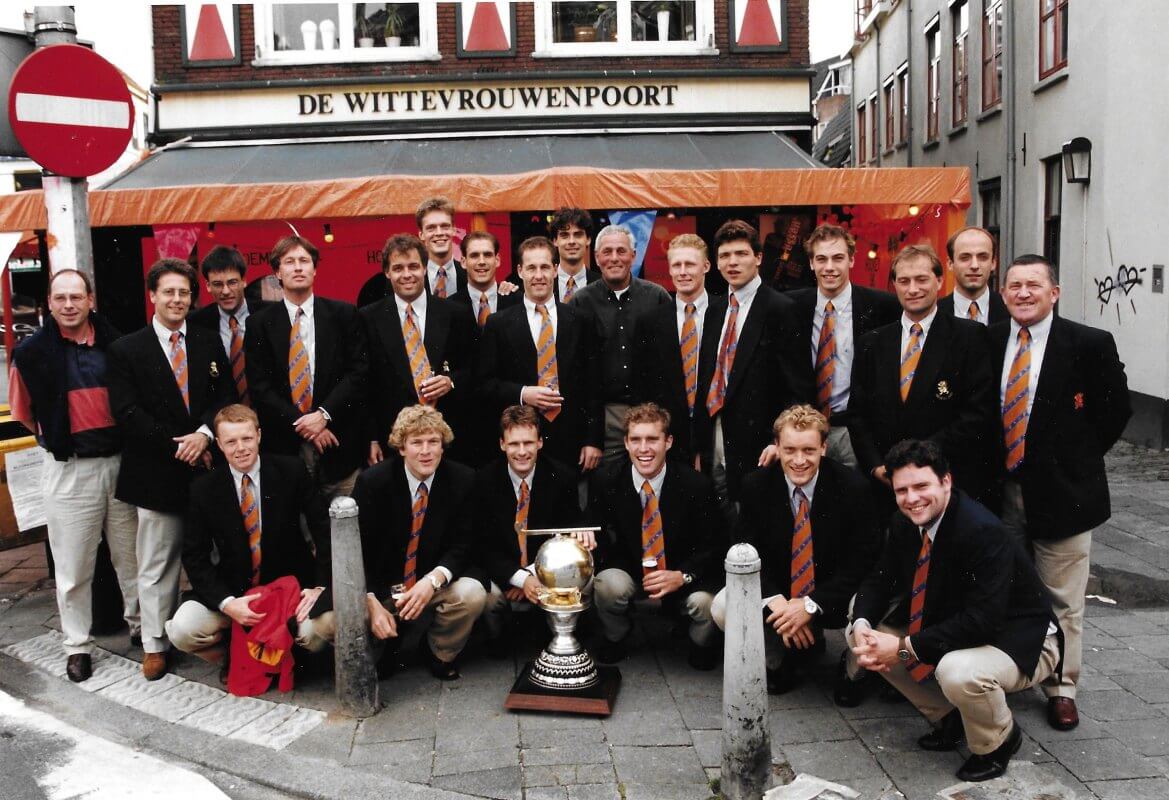 Nationale hockeyteam na winst WK in Utrecht, juni 1998, midden Bu Cats. Foto: familie Cats