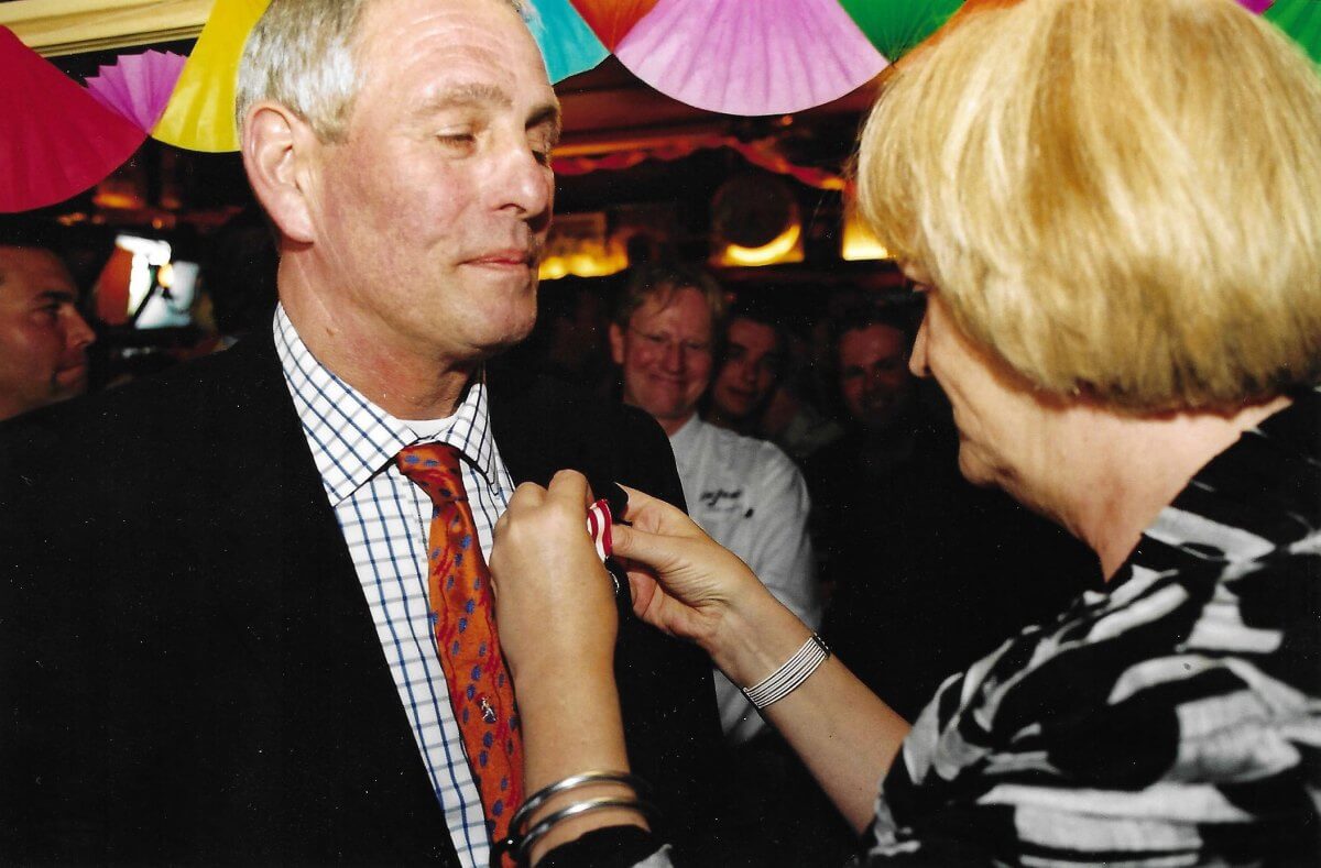 Bu Cats krijgt bij afscheid van De Wittevrouwenpoort op 10 mei 2003 van burgemeester Brouwer de stadsspeld van Utrecht. Foto: familie Cats