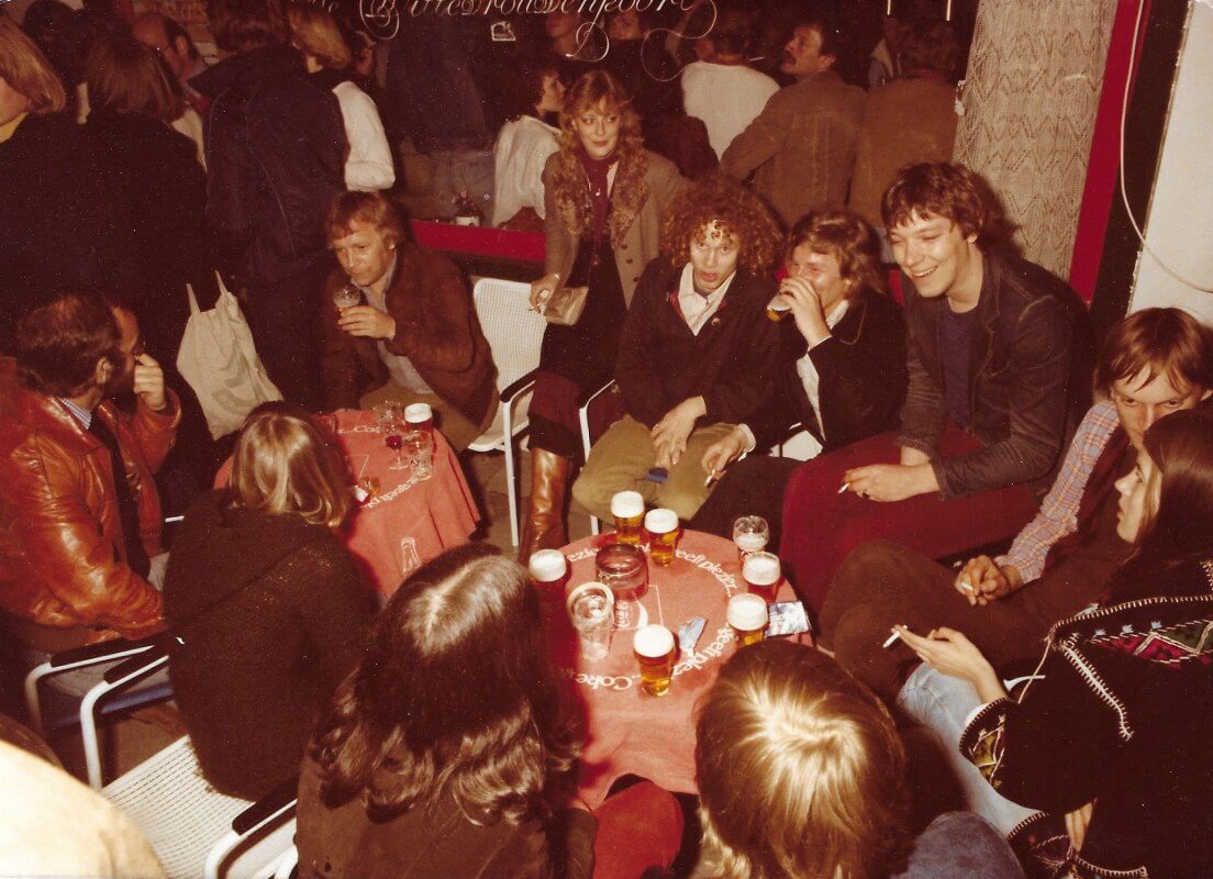 Terras met zittend links journalist Louis Engelman en Dirk de Moor (met glas) en drinkend is Pieter van de Vliet. Foto: fam. Cats