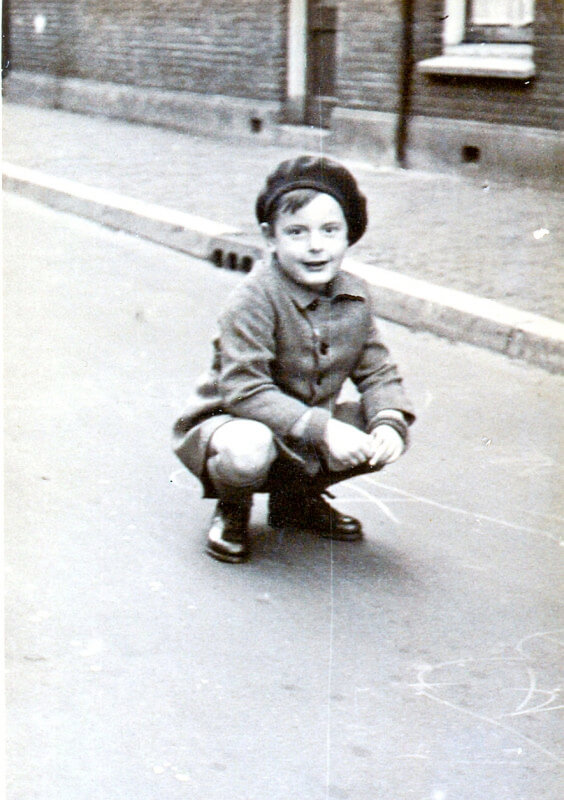 Jantje Scherjon is aan het krijten in de Duifstraat. Ca 1952.