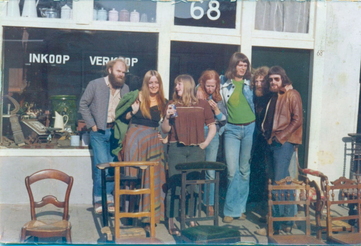 Vlnr: Kees van der Ley, Loes Manten, Fieke, Loes, Henk de Boer, Nol Manten en Jan Scherjon, ca 1974. Foto's: archief Scherjon