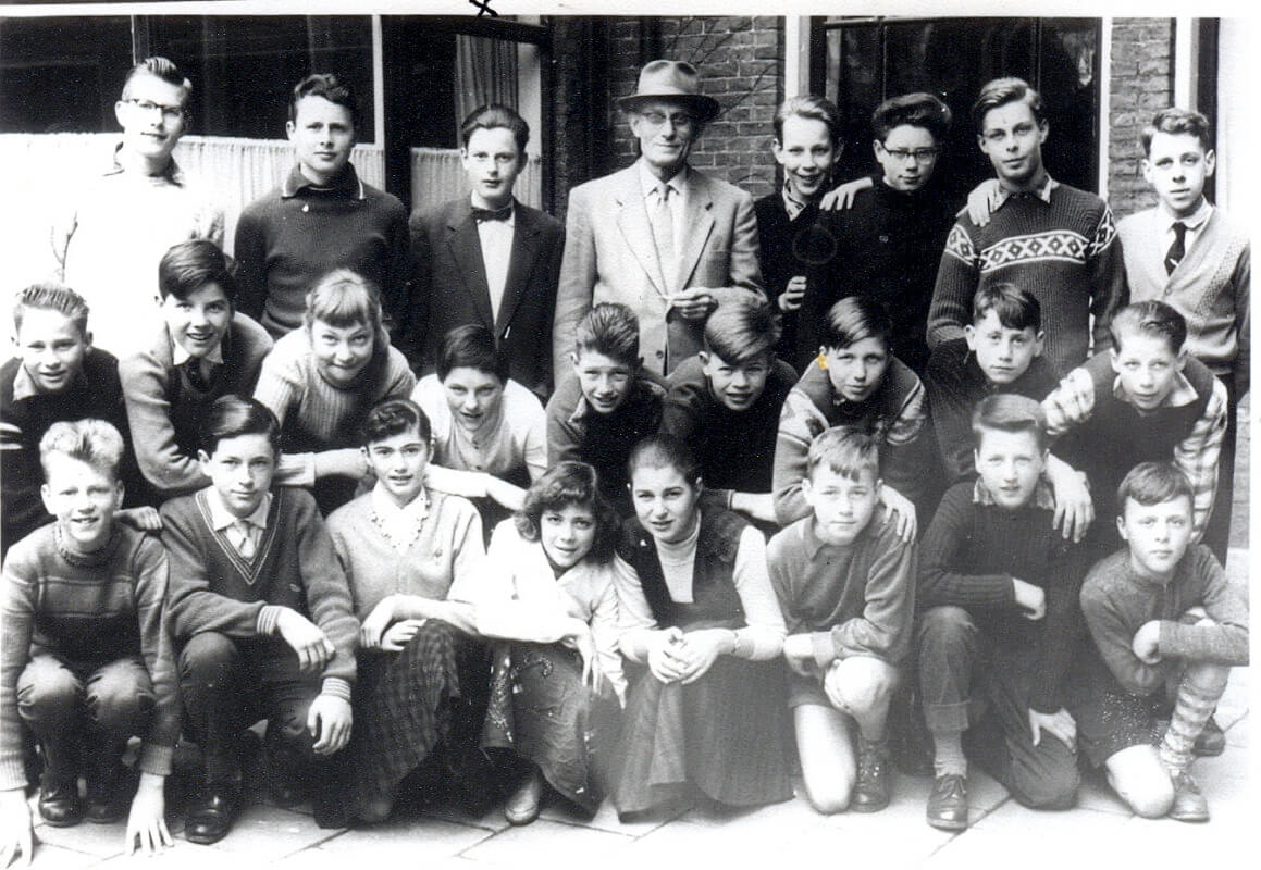 Willem de Zwijgerschool Janskerkhof ca 1956, Jan Scherjon links van de leraar.