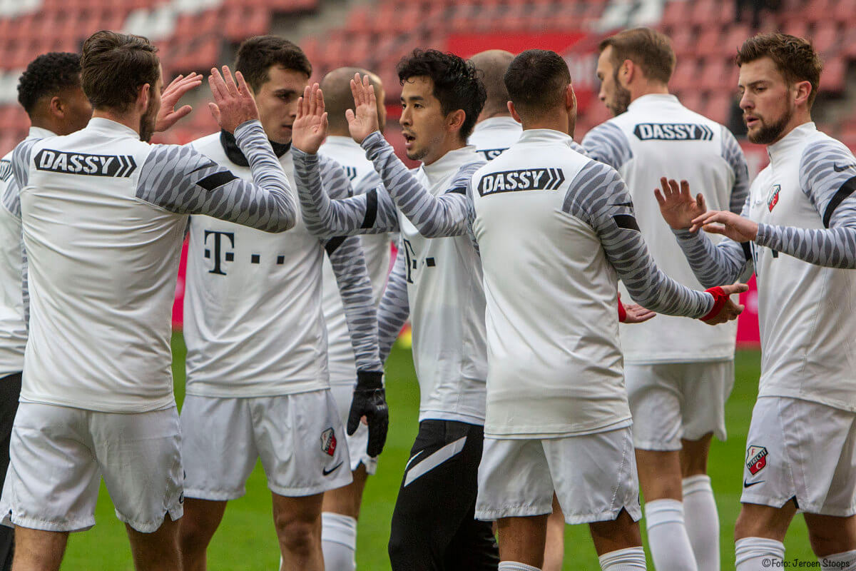 Maeda (midden) na afloop van de warming up. Heel veel meer kregen we vanmiddag niet van hem te zien: Hij viel na 10 speelminuten geblesseerd uit.