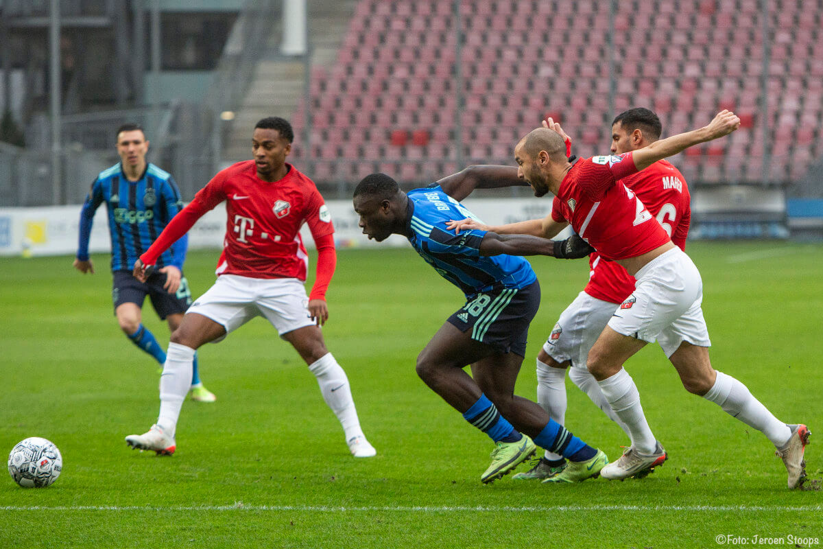 Van der Maarel en Mahi proberen Brobbey te stoppen. Fotoverslag: Jeroen Stoops