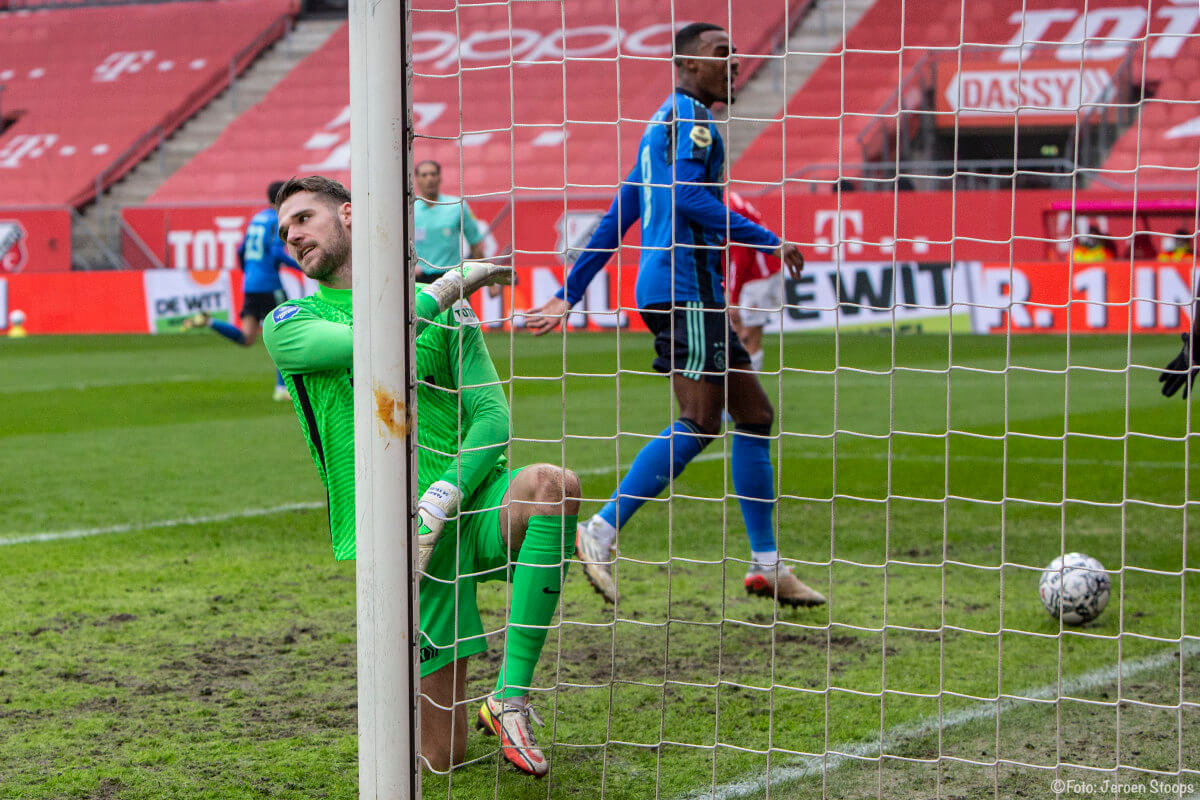 Doelman de Keijzer baalt na het tweede doelpunt van Ajax.