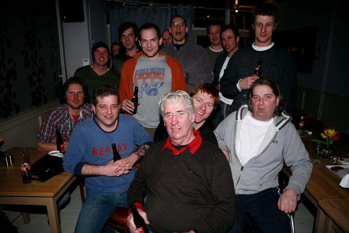 Jan Brouwer bij het afscheid van boksschool Brouwer in 2009. Links en rechts van hem zijn zoons John en Roy. Foto: Ton van den Berg