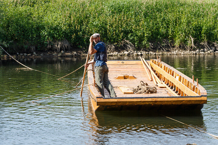 Bomend oversteken met de nagebouwde pont.  Foto: Dominik Schmitz, LVR-ZMB voor LVR-Archeologisch Park Xanten