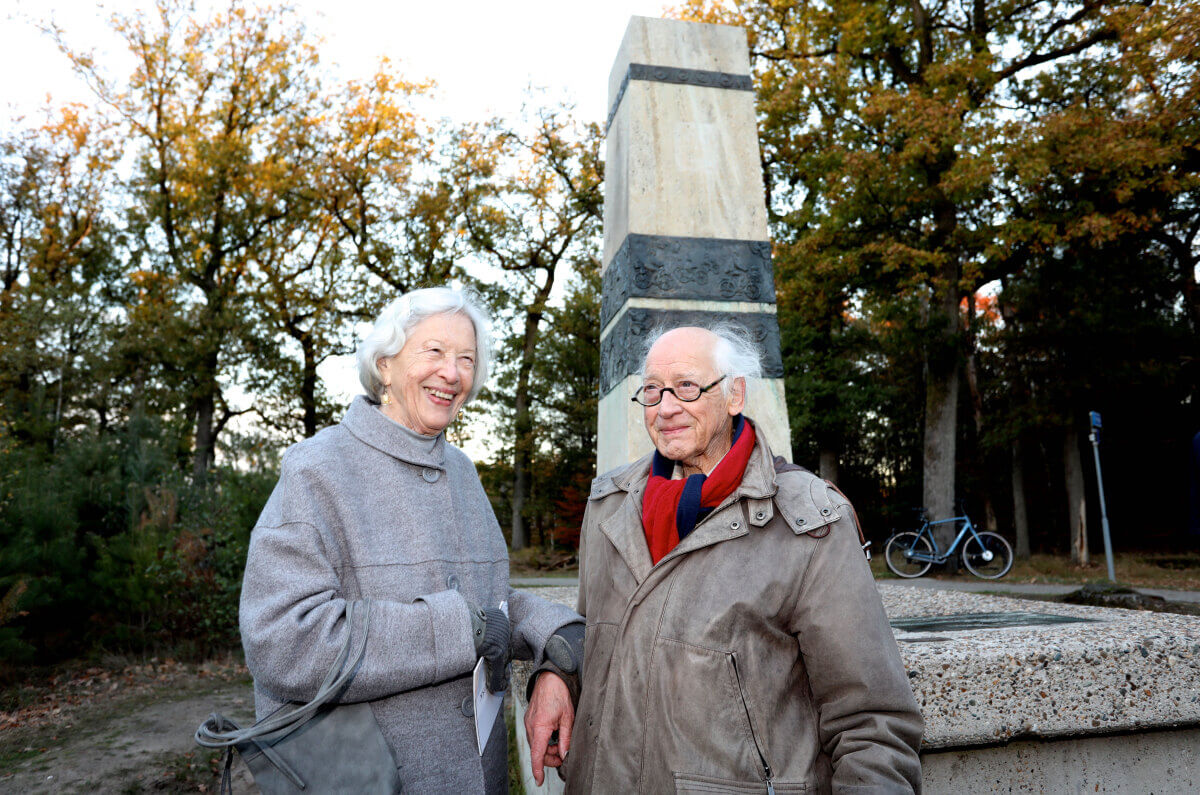 Marja en Theo van de Vathorst bij de obelisk in Zeist. Foto: Ton van den Berg
