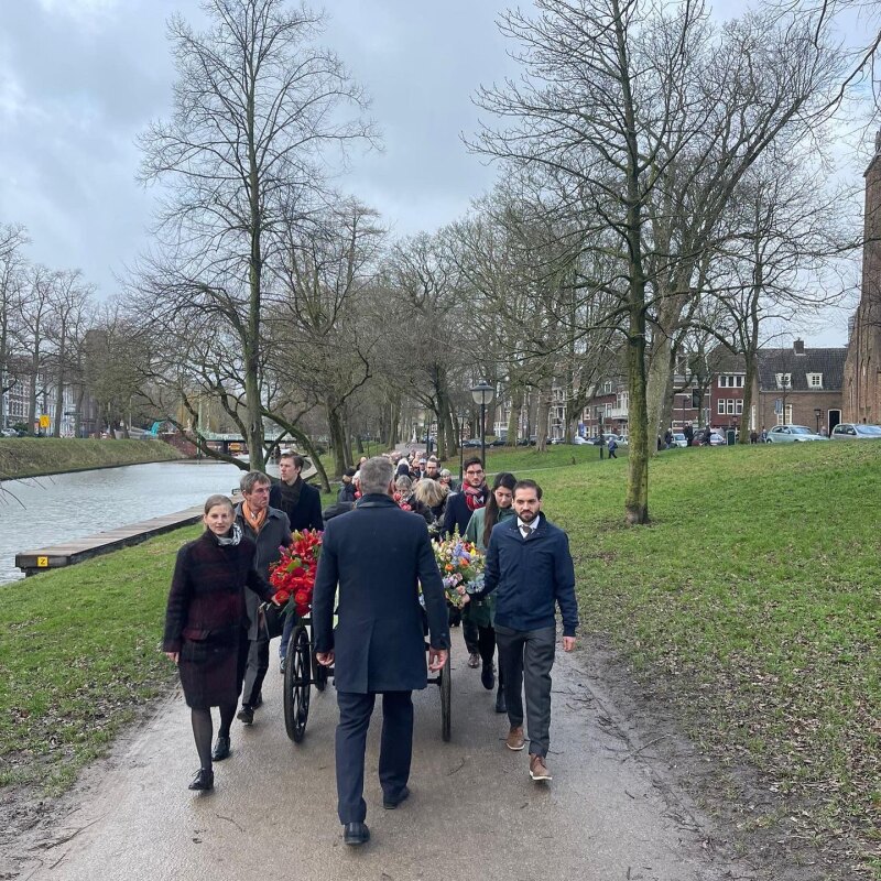 Op weg, langs de singel, naar begraafplaats Soestbergen. Foto:  Luuk Huiskes