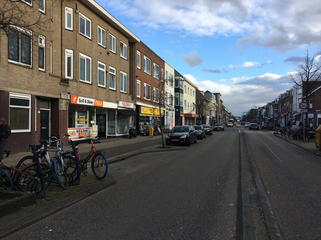 Amsterdamsestraatweg. Het witte gebouw met rode luifel: darkstore van flitsbezorger Flink. Foto: Dik Binnendijk