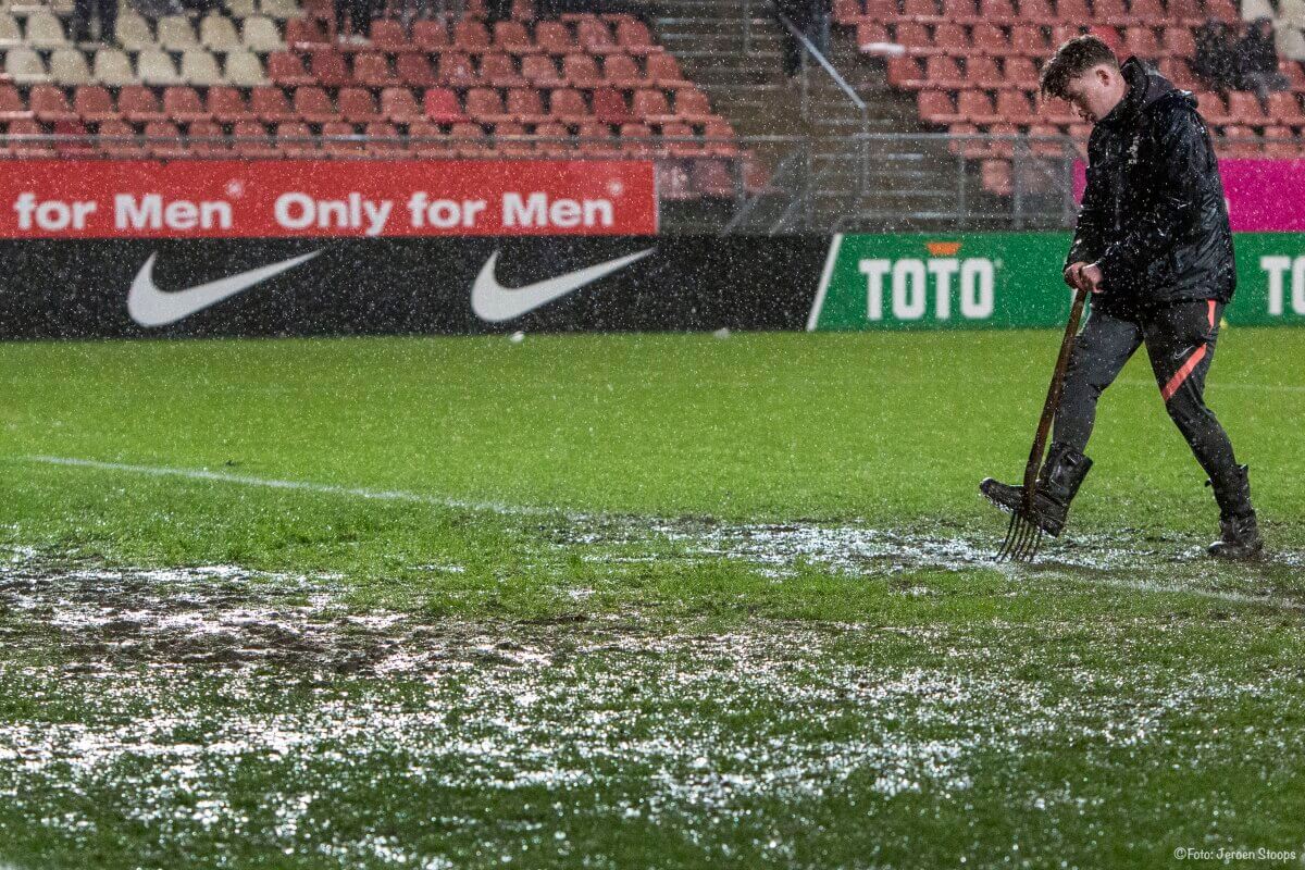 Pogingen in de rust om het water weg te krijgen.