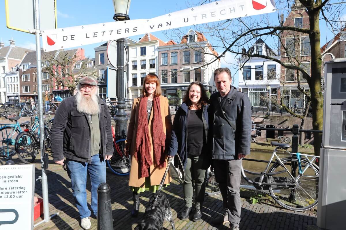 Vlnr: Gerrit Peele (meesterhakker), Anne Broeksma, Vicky Francke en Ruben van Gogh (bestuurslid Letters van Utrecht). Foto: Ton van den Berg