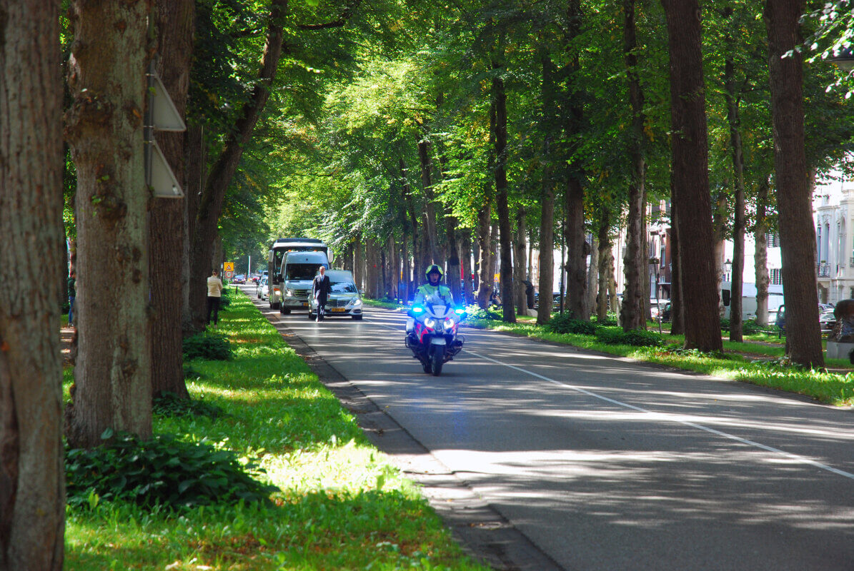De Maliebaan in 2020 tijdens de uitvaart van kardinaal Simonis, op weg naar begraafplaats St. Barbara. Foto: Het Utrechts Archief