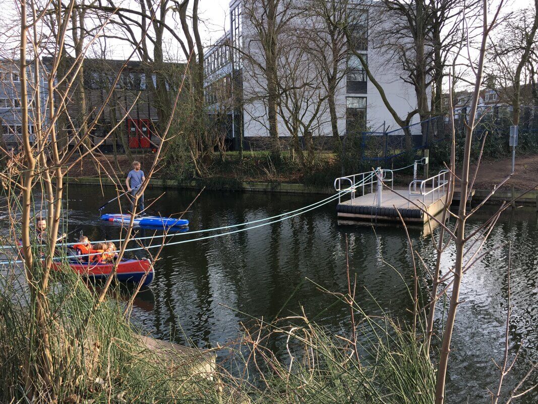 Het Voetveer Ringpark Dichterswijk over de Kruisvaart. Foto: Dik Binnendijk