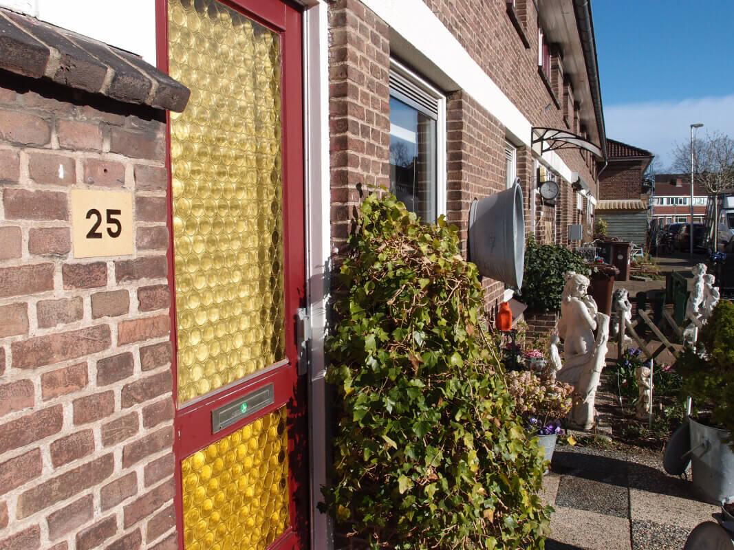 De huisnummers in gele steentjes in de La Croixstraat in Zuilen zijn net als de huizen al 98 jaar oud. Foto: Louis Engelman