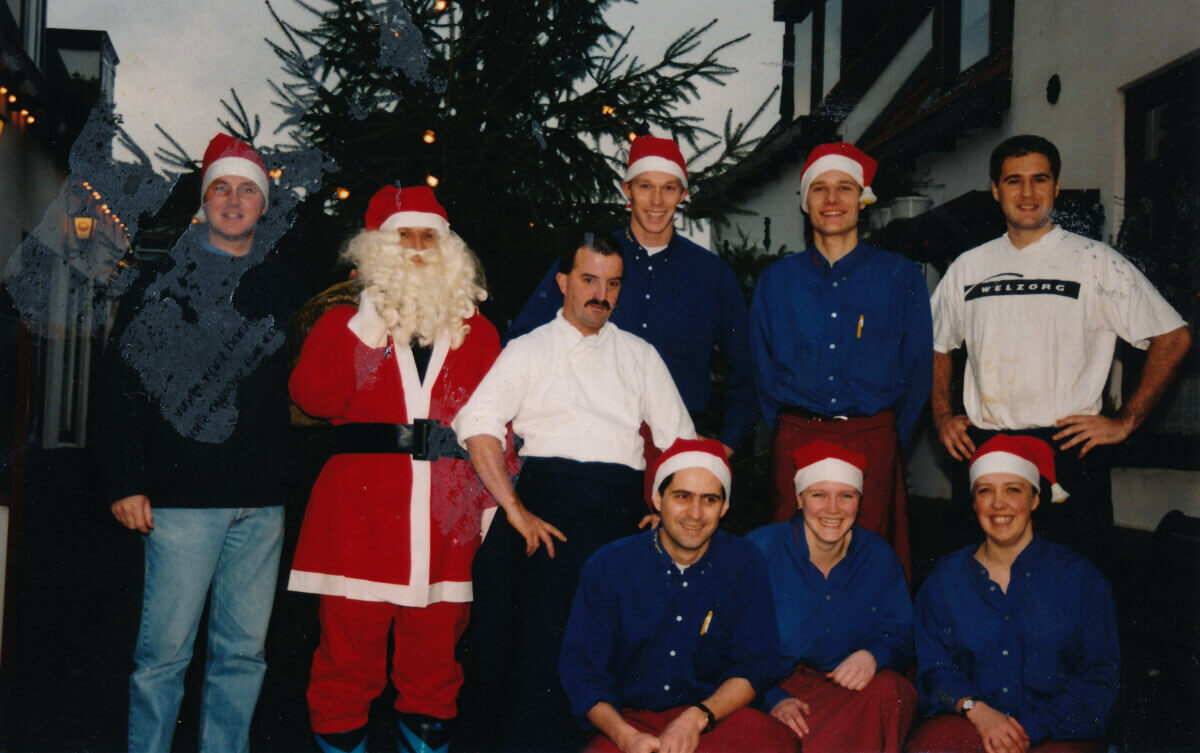 Personeel van De Papegaai tijdens de kerstperiode eind jaren negentig. Foto: archief Derksen