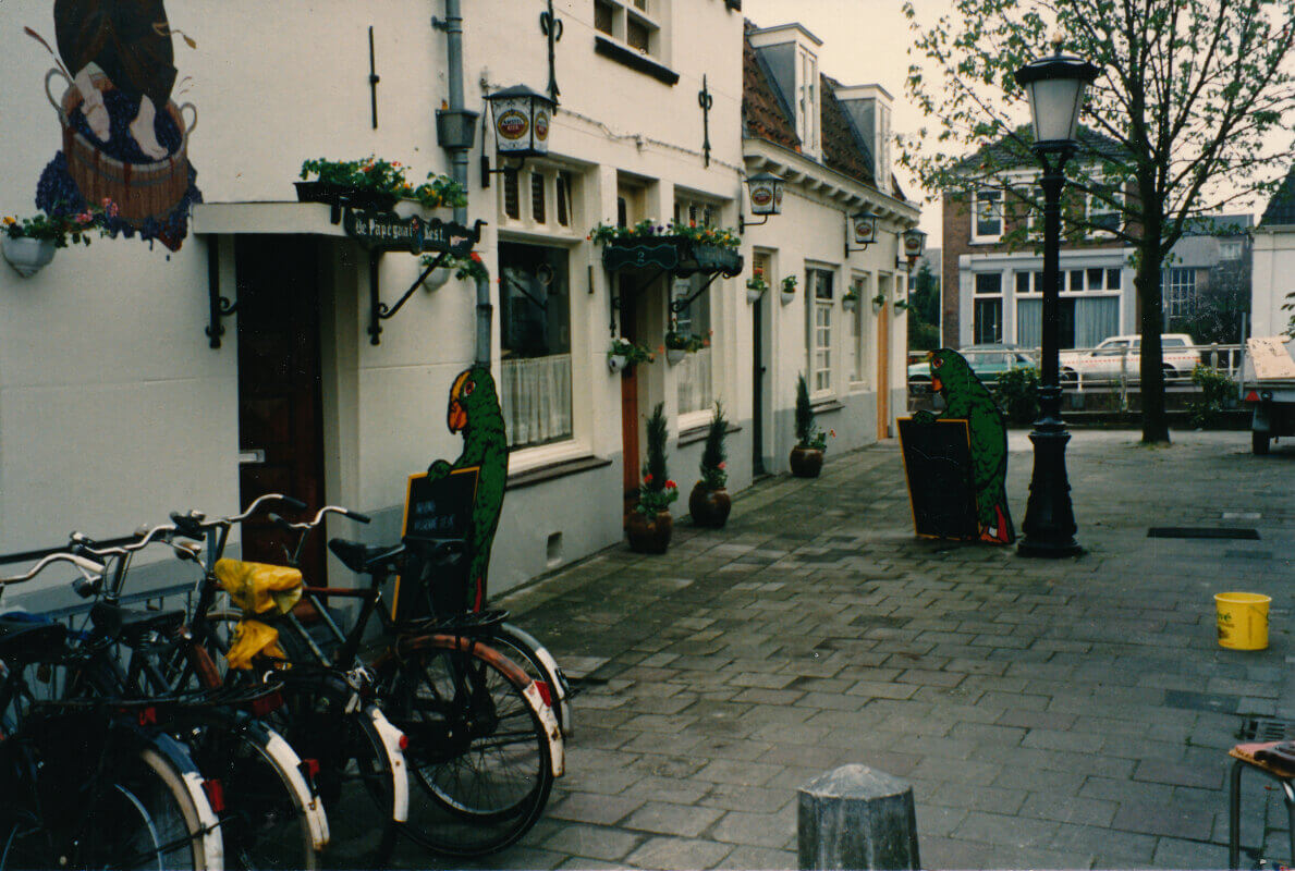 De Brugstraat met entree tot De Papegaai. Foto: archief Derksen