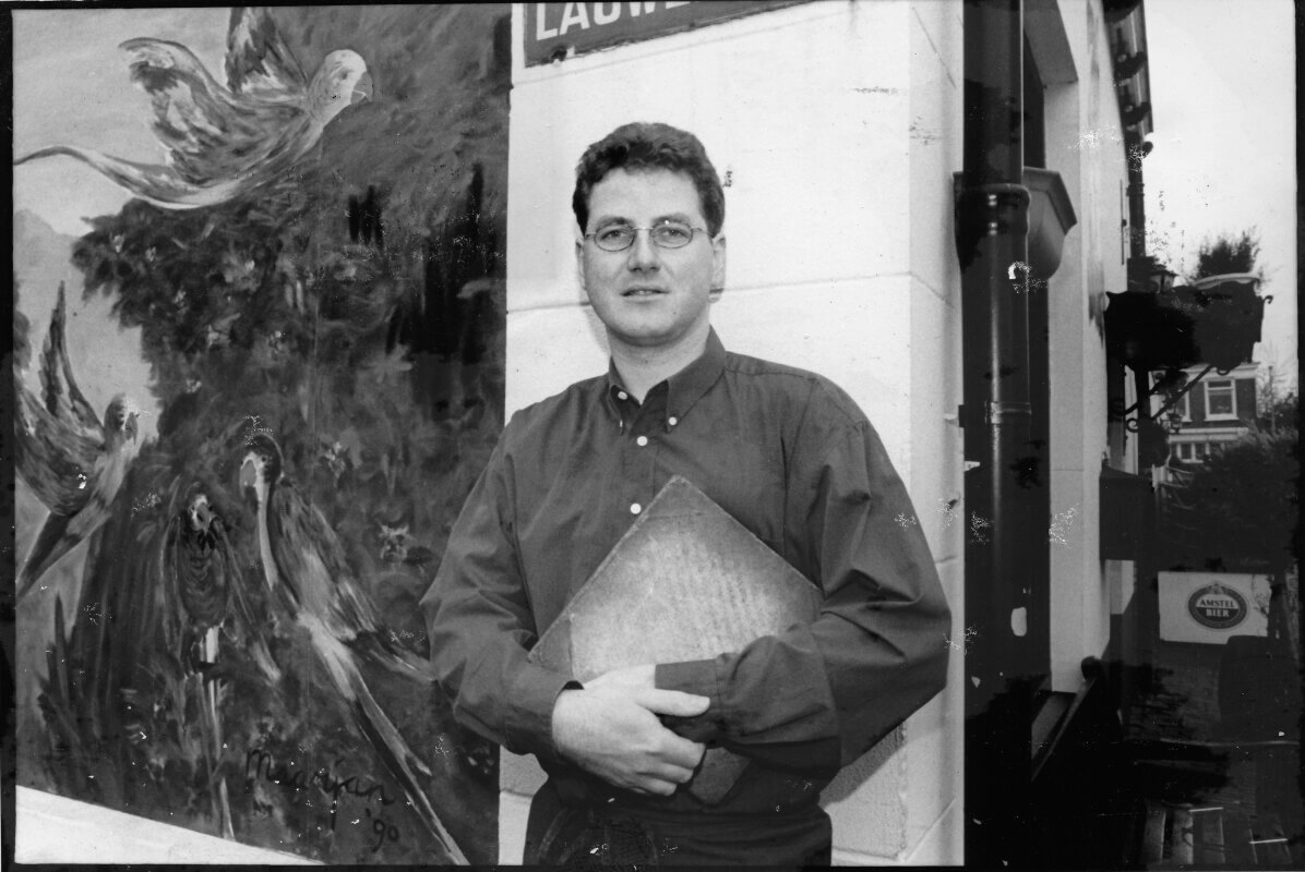 Erik Derksen met lavasteen in de jaren negentig. Foto: Gerlinde de Geus