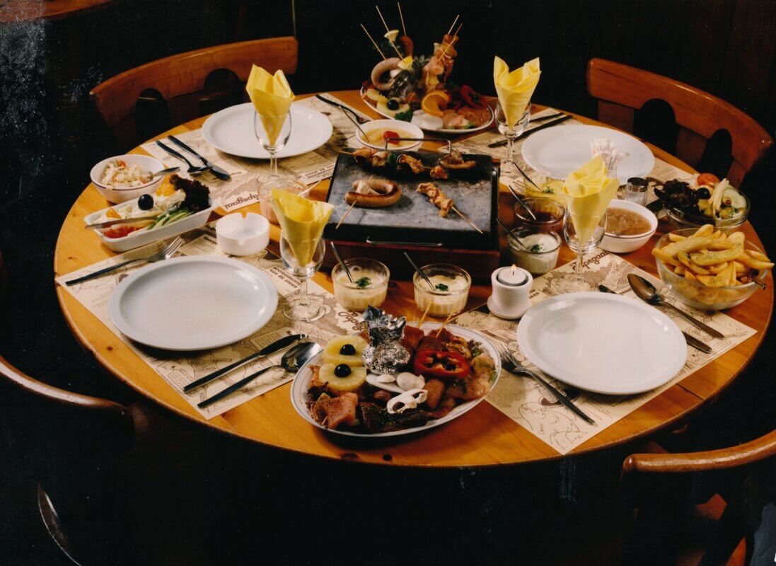 Volle tafel bij De Papegaai. Foto: archief Derksen