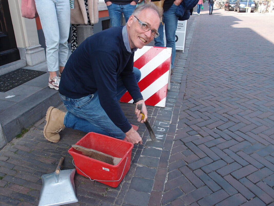 Steenhouwer Frank Harder legde vorige week zaterdag de letter G, steen nr 1161, in het gedicht van Anne Broeksma. Foto: Louis Engelman