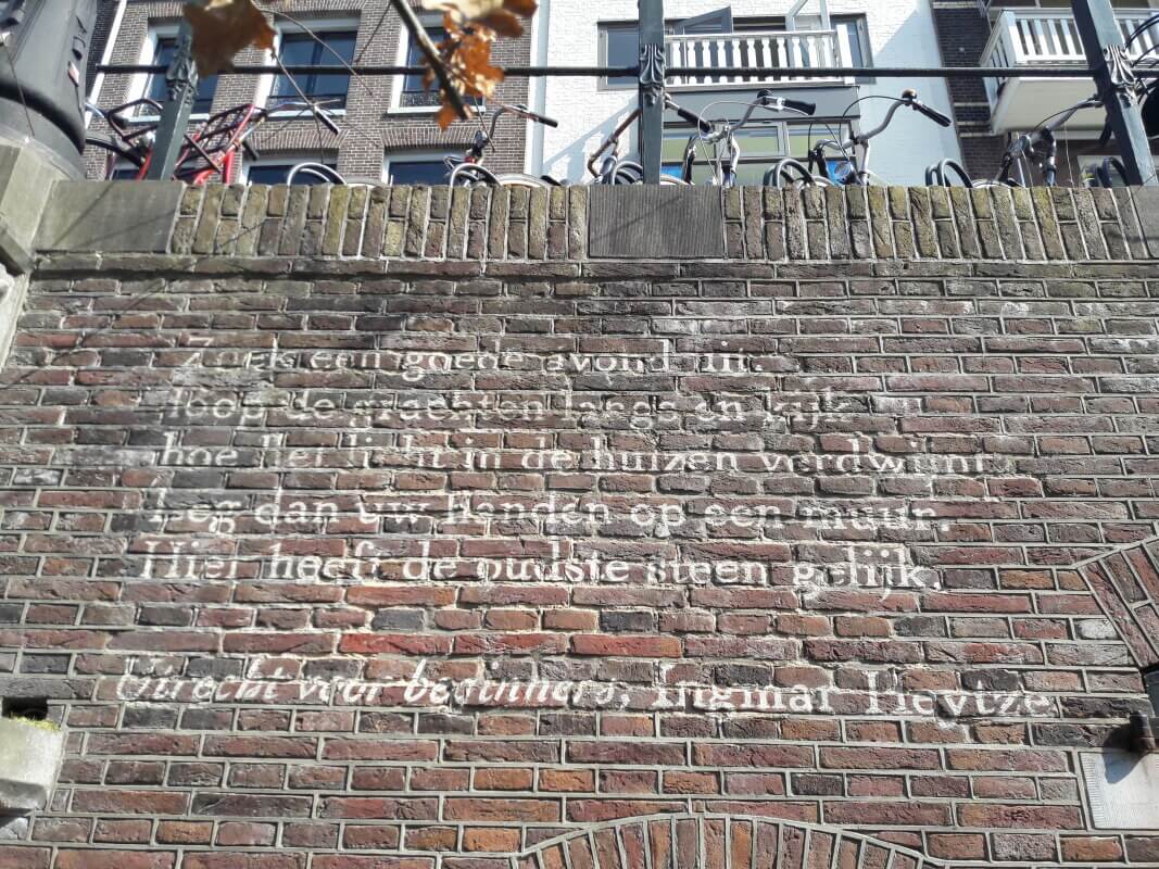 Gedicht van Ingmar Heytze op de werfmuur langs de Oudegracht. Foto: Louis Engelman