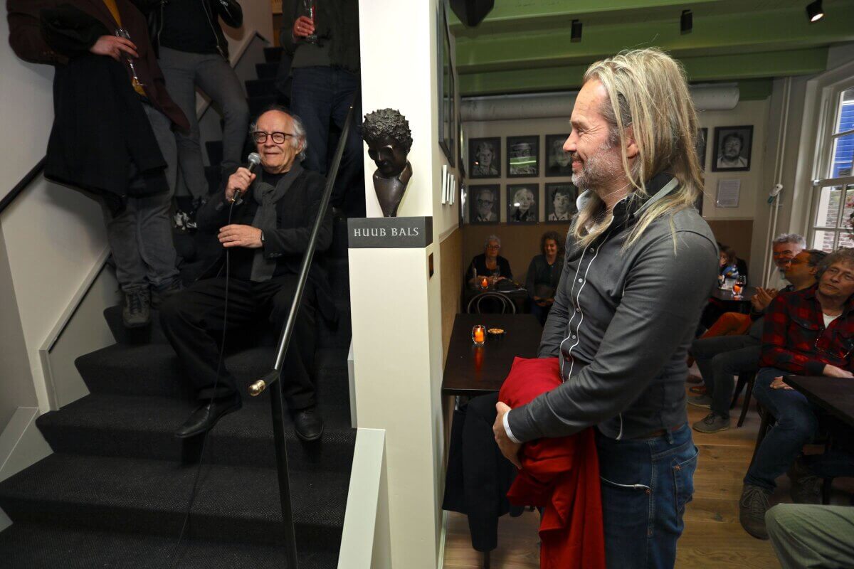 Boris Bals bij de onthulling van het beeld van zijn vader; links op de trap Jos Stelling. Foto: Ton van den Berg