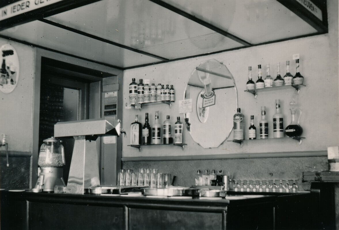 De bar van De Papegaai in de jaren '50. Foto: familie Vroon