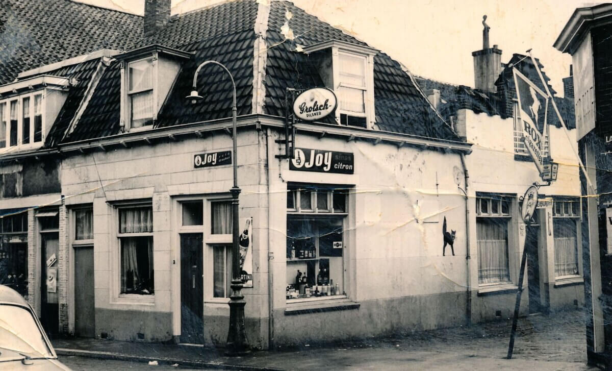 Cafe De Papegaai in de jaren zestig, een van de cafe's in het nieuwe boek. Foto: collectie Derks