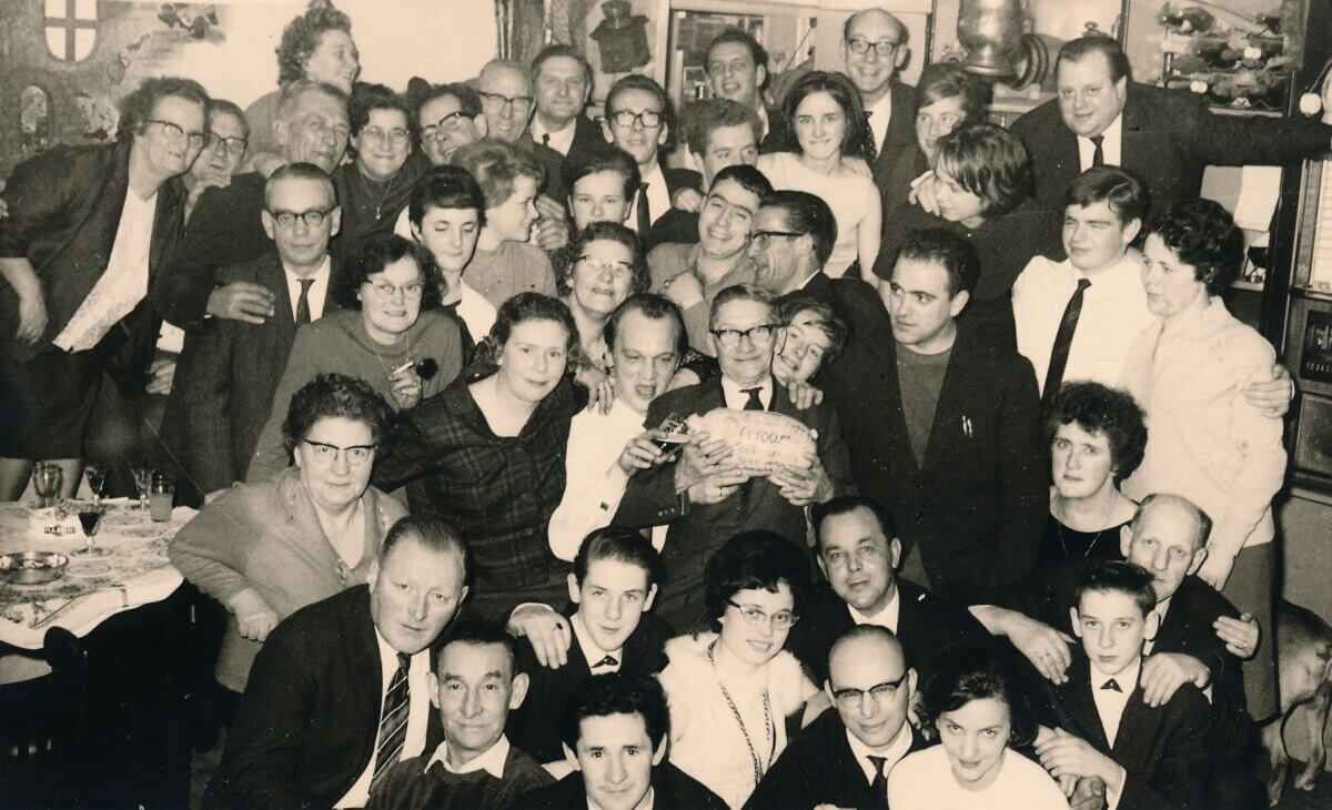 Opa Van Berkel tussen de bezoekers van De Papegaai. Foto: familie Vroon