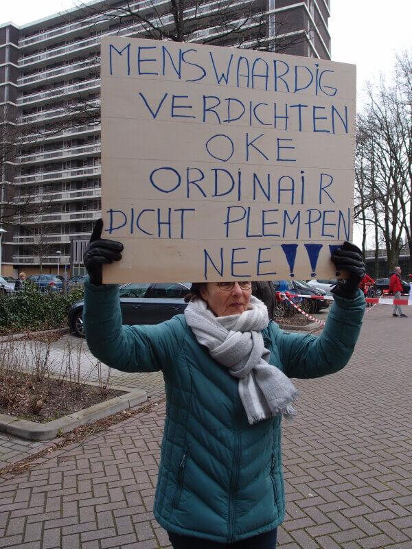 Protest tegen de bouw van een appartementenflat aan het Rachmaninoffplantsoen. Foto: Louis Engelman