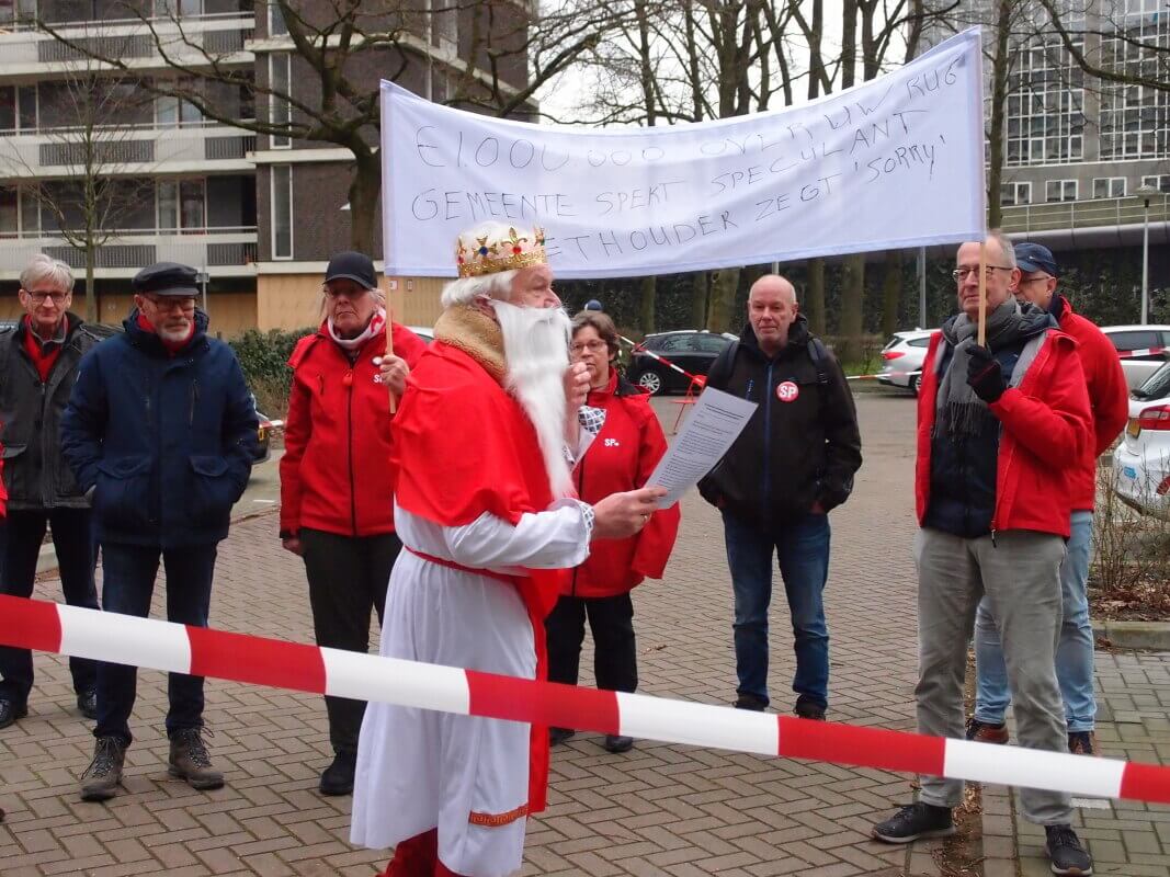 Karel V die Utrecht haar stadsrechten gaf kwam vorige maand in actie tegen de voorgenomen bouw op het Rachmaninoffplantsoen. Foto: Louis Engelman