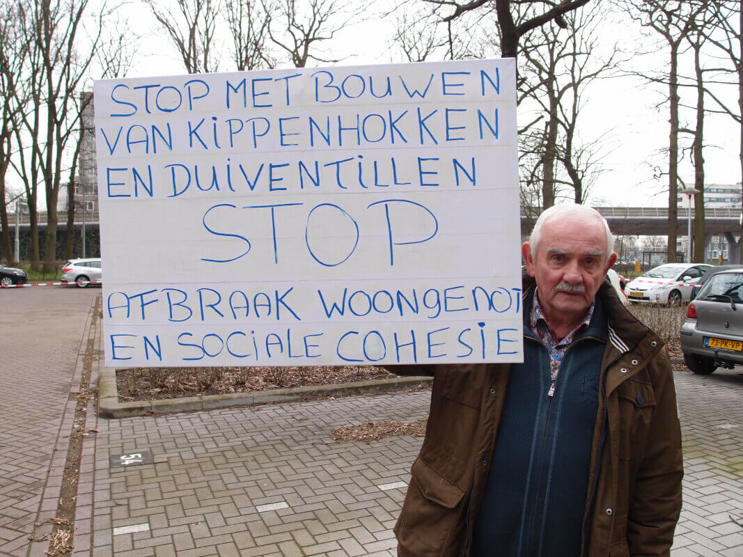 Protest van een bewoner van Welgelegen tegen de bouw van de appartementenflat ‘Weltevreden’. Foto: Louis Engelman