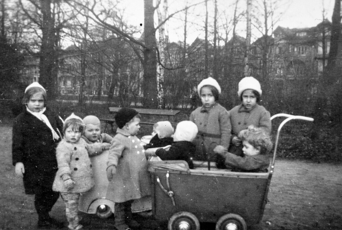 Deetje en Joekie, een tweeling uit Amsterdam rechts op de foto, waren de eerste joodse bewoners van Kindjeshaven. Ze waren drieënhalf toen ze binnenkwamen en zijn tot het einde toe gebleven. Foto: HUA