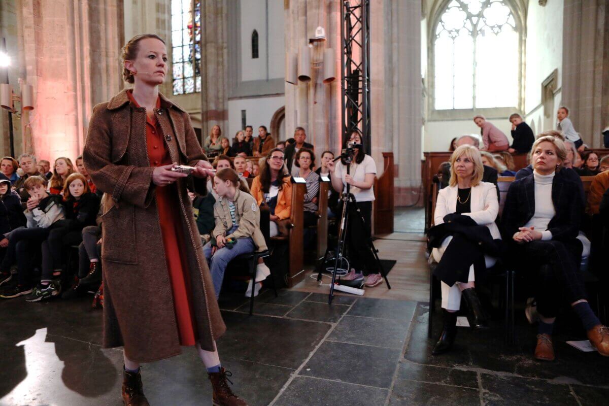 Fragment uit TRUUS, helemaal rechts schrijfster Jessica van Geel. Foto: Ton van den Berg