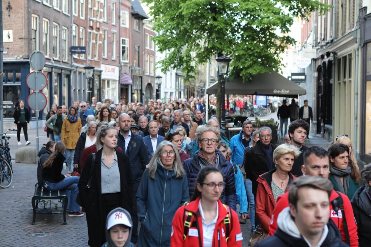 Vooraf aan de herdenking was er ook een stille omgang door de binnenstad. Foto: Ton van den Berg