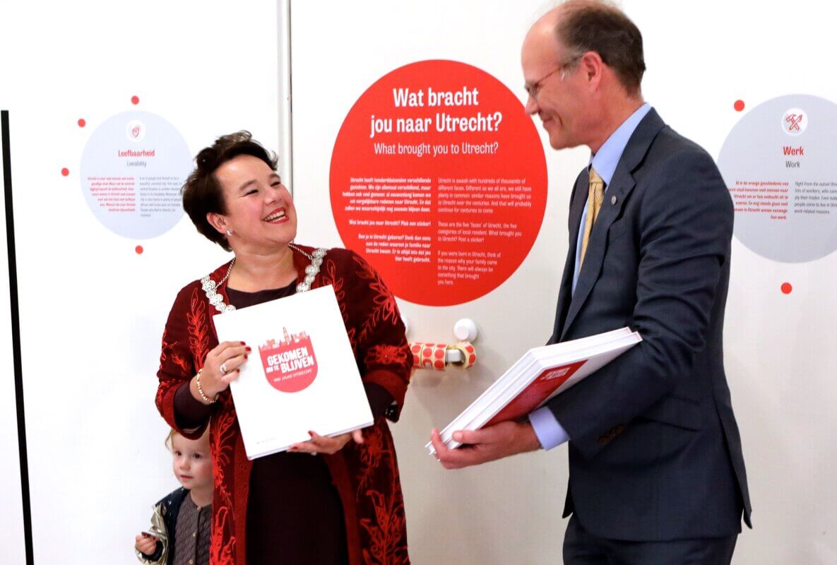 Kaj van Vliet, rijksarchivaris, overhandigt het boek 'Gekomen om te Blijven' aan burgemeester Dijksma. Foto: Ton van den Berg