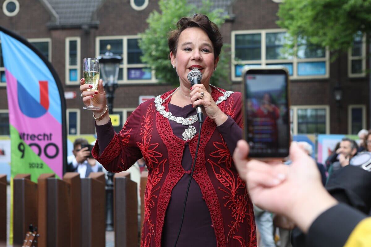 Een toost op Utrecht 900 van burgemeester Dijksma op het Domplein. Foto: Ton van den Berg