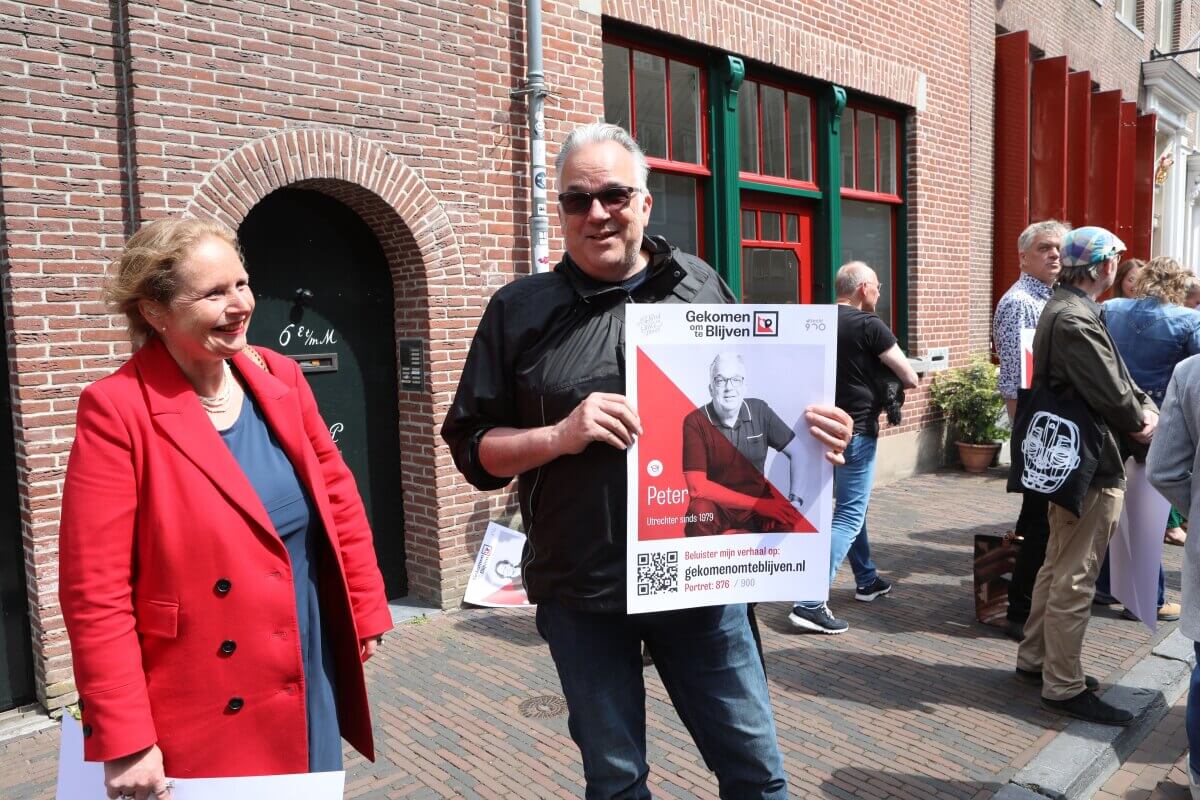 Trotse Utrechters poseren met hun foto in de Korte Nieuwstraat. Foto: Ton van den Berg