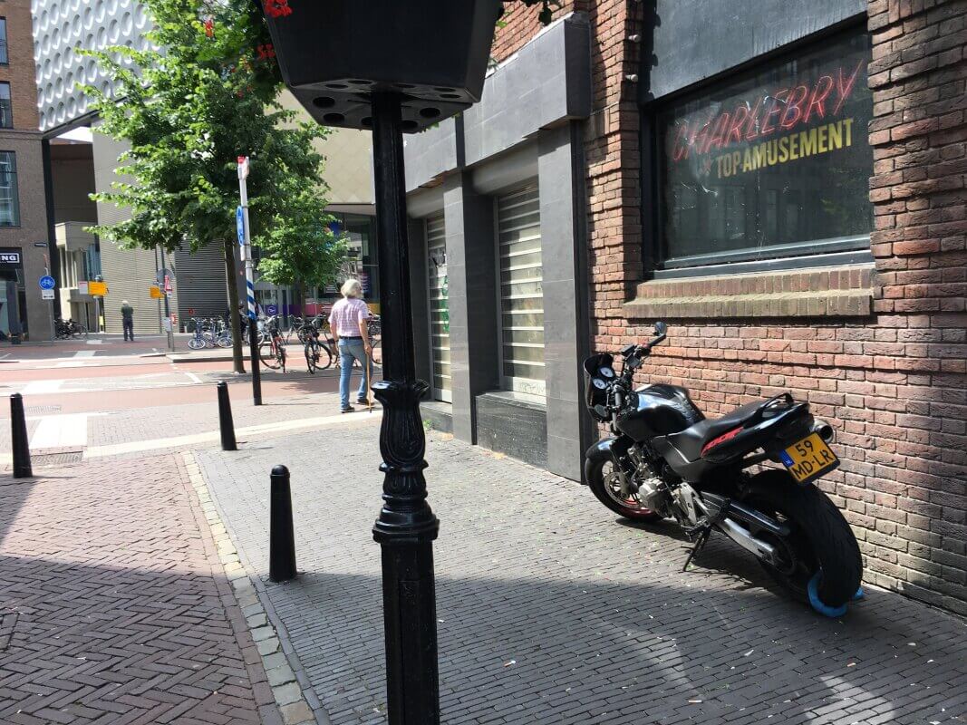 Hoek Willemstraat-Vredenburg met oversteekplaats. Foto: Dik Binnendijk