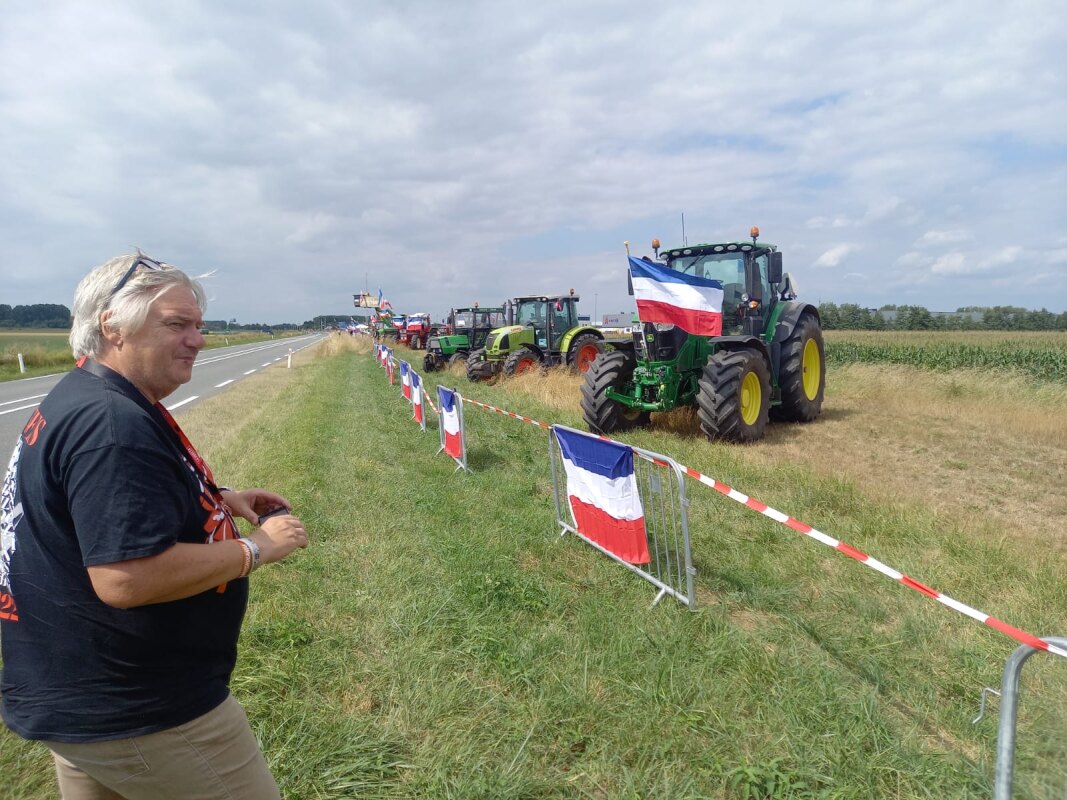 Columnist Jeroen Wielaert inspecteert het boerenprotest. Foto: M. Plante